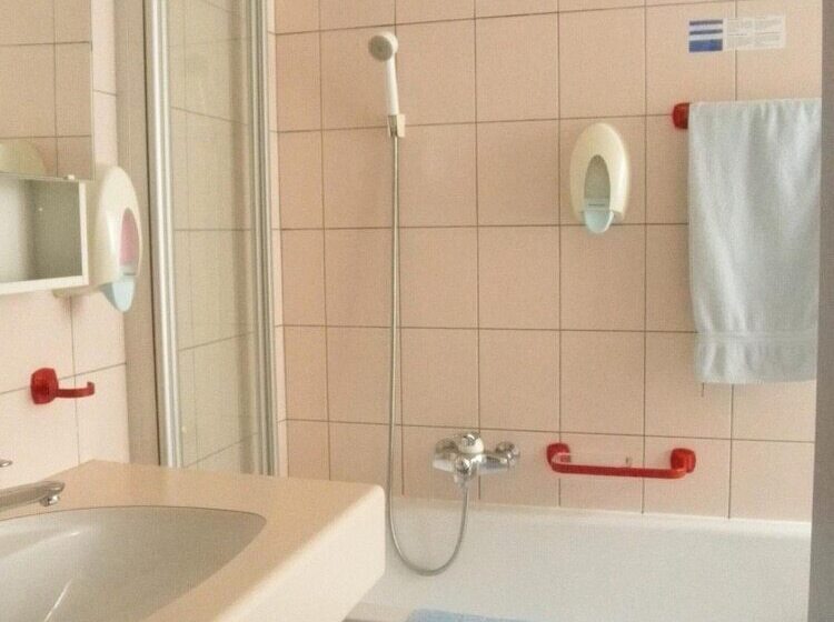 酒店 Hôtel Du Port   Free Parking   Breakfast Included