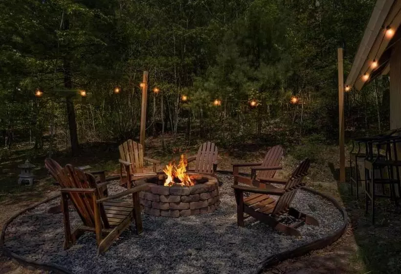 Hottub, Firepit, Grill, Deck, Playset & Wifi