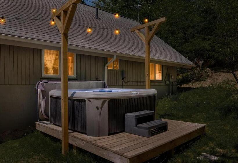 Hottub, Firepit, Grill, Deck, Playset & Wifi