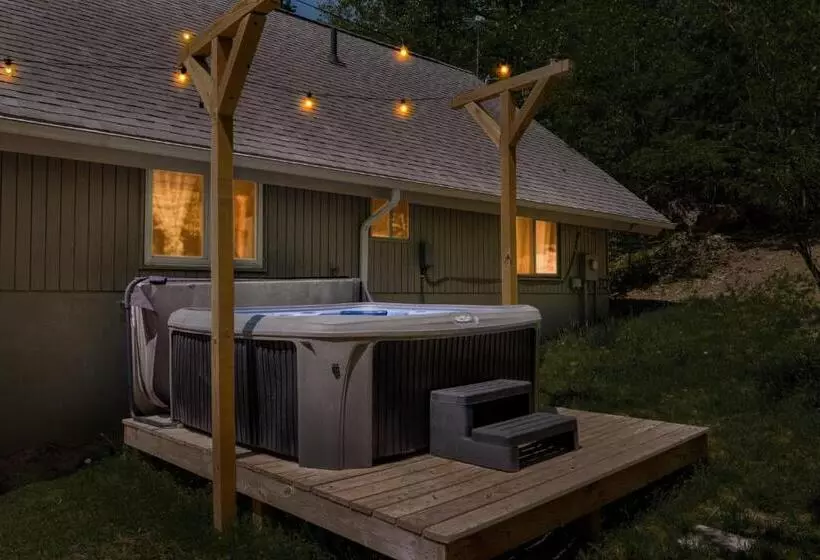 Hottub, Firepit, Grill, Deck, Playset & Wifi