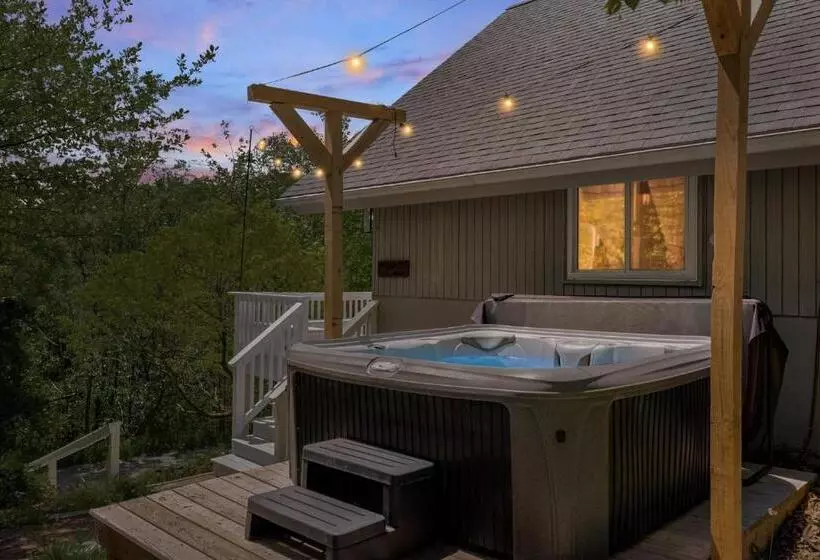 Hottub, Firepit, Grill, Deck, Playset & Wifi