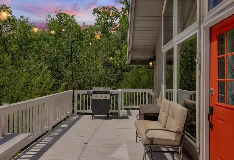 Hottub, Firepit, Grill, Deck, Playset & Wifi