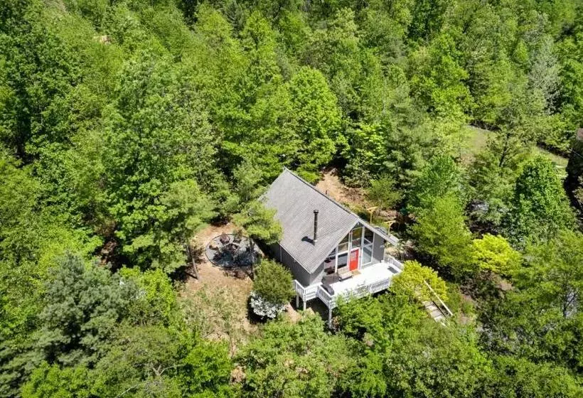 Hottub, Firepit, Grill, Deck, Playset & Wifi