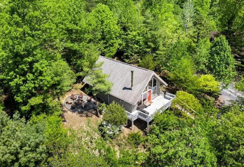 Hottub, Firepit, Grill, Deck, Playset & Wifi