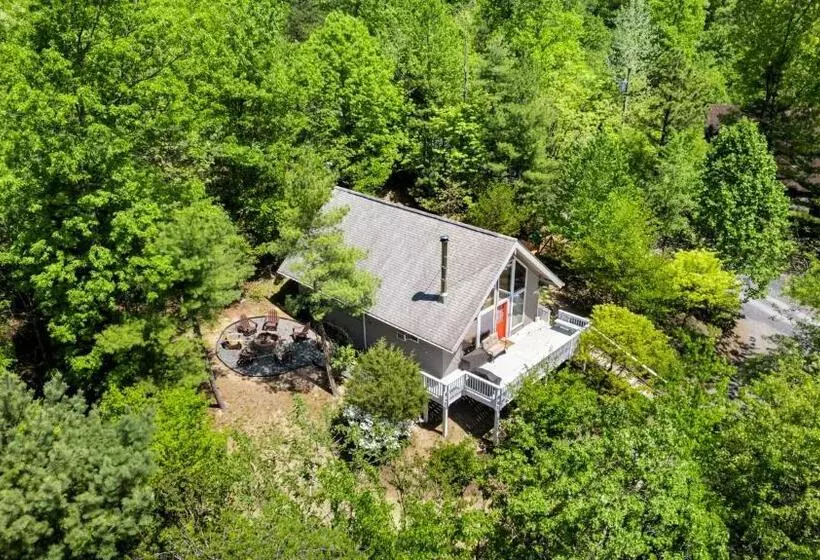 Hottub, Firepit, Grill, Deck, Playset & Wifi
