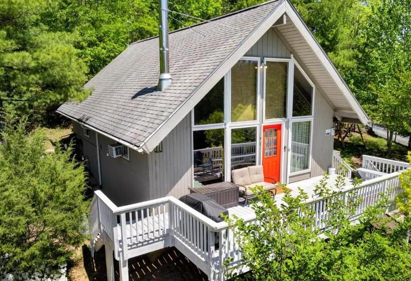 Hottub, Firepit, Grill, Deck, Playset & Wifi