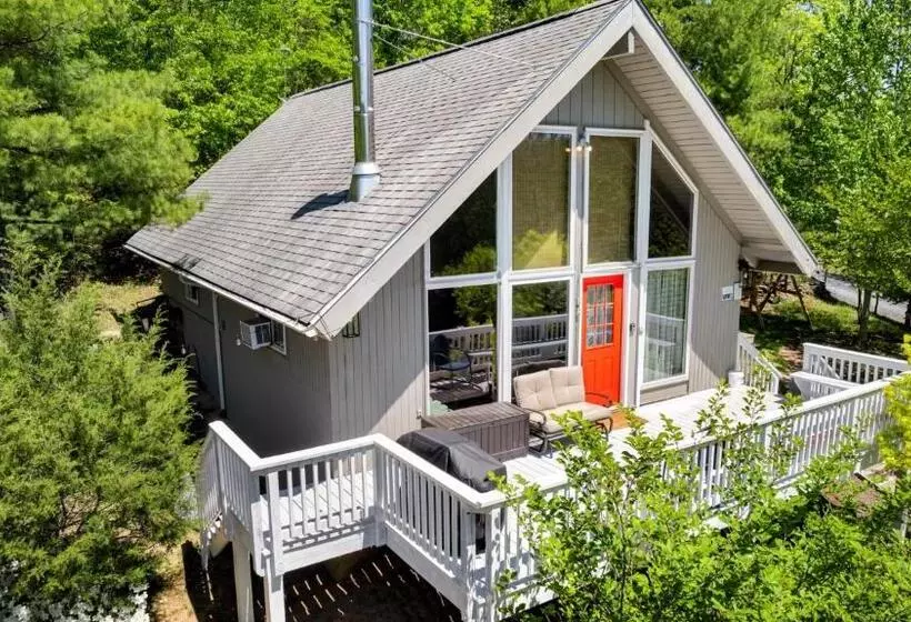 Hottub, Firepit, Grill, Deck, Playset & Wifi