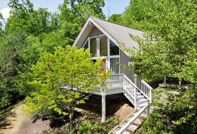 Hottub, Firepit, Grill, Deck, Playset & Wifi