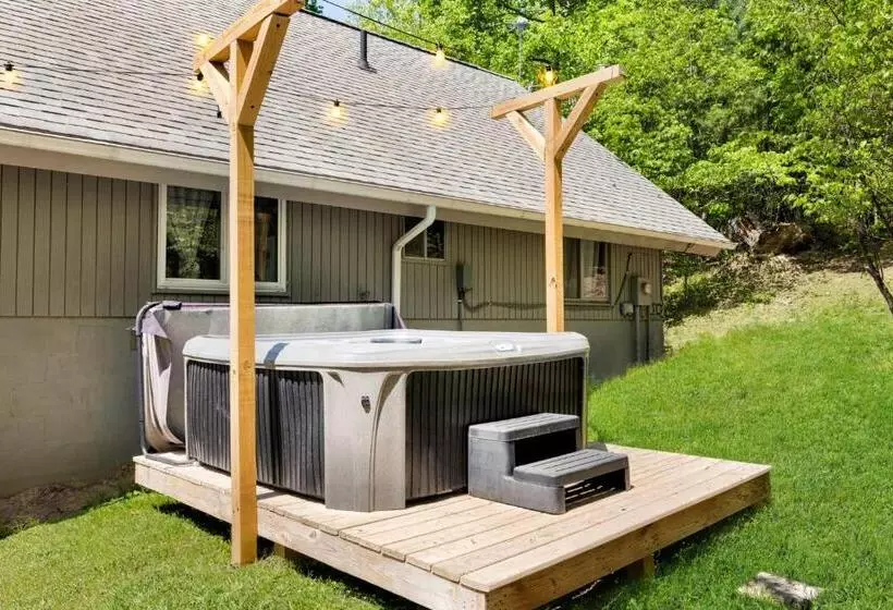 Hottub, Firepit, Grill, Deck, Playset & Wifi