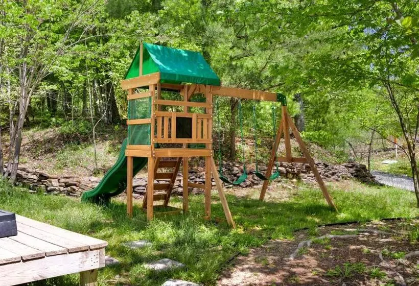 Hottub, Firepit, Grill, Deck, Playset & Wifi