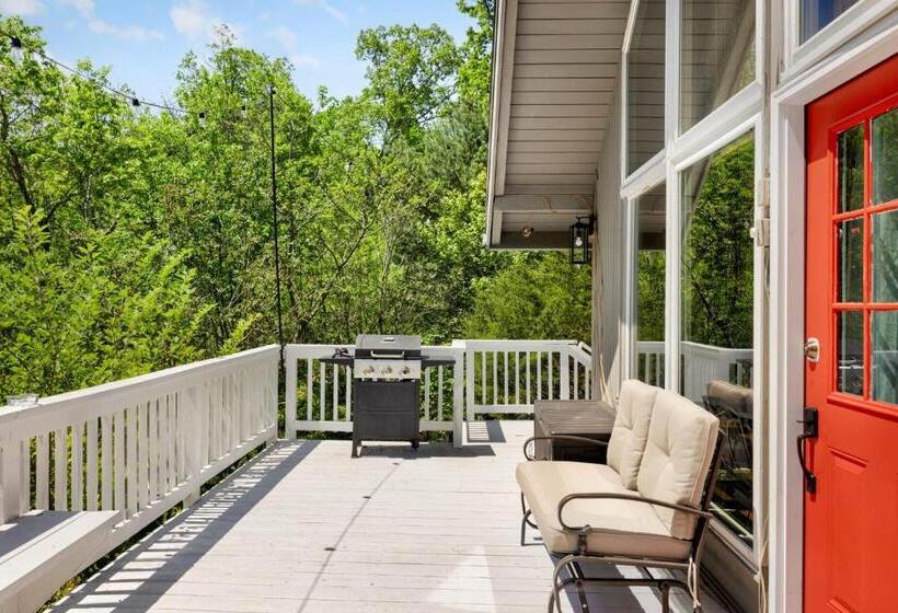 Hottub, Firepit, Grill, Deck, Playset & Wifi