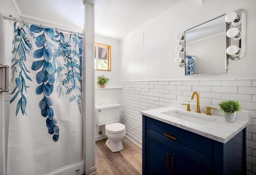 Hottub, Firepit, Grill, Deck, Playset & Wifi