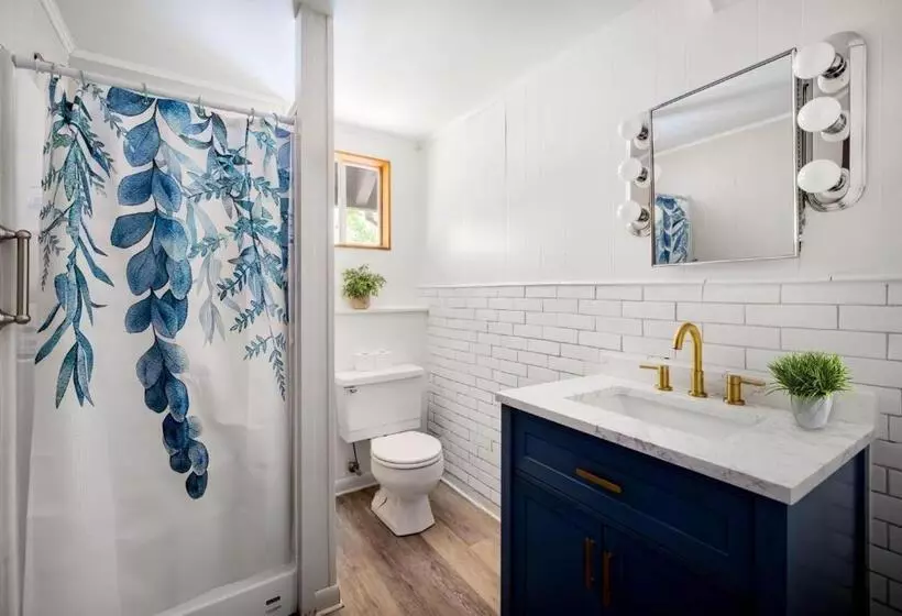 Hottub, Firepit, Grill, Deck, Playset & Wifi