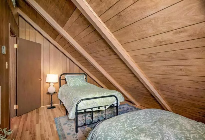 Hottub, Firepit, Grill, Deck, Playset & Wifi