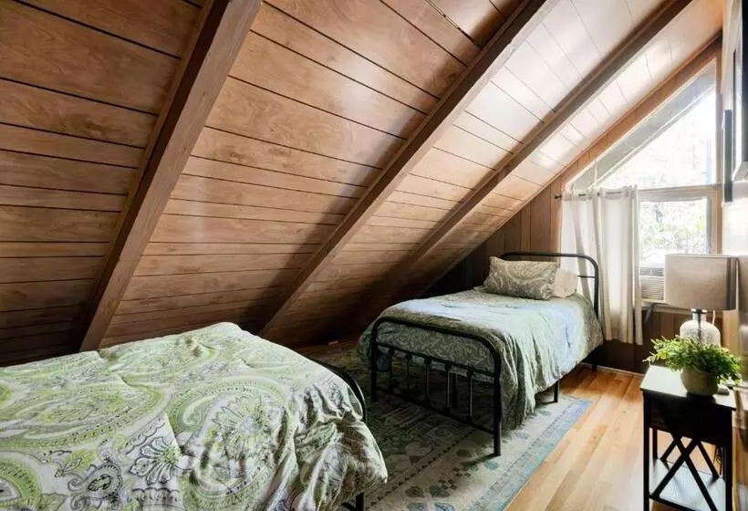 Hottub, Firepit, Grill, Deck, Playset & Wifi