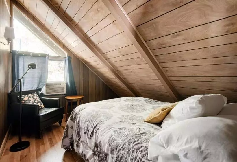 Hottub, Firepit, Grill, Deck, Playset & Wifi