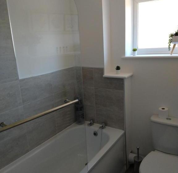 Stamford Redcot Gardens Stylish 2 Bed Family Town House With Parking