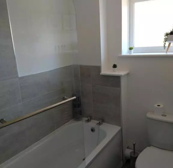 Stamford Redcot Gardens Stylish 2 Bed Family Town House With Parking