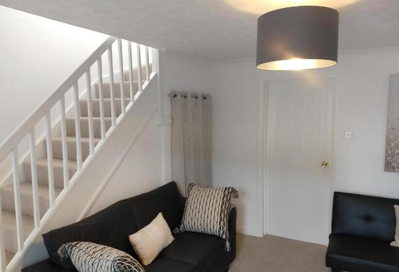 Stamford Redcot Gardens Stylish 2 Bed Family Town House With Parking