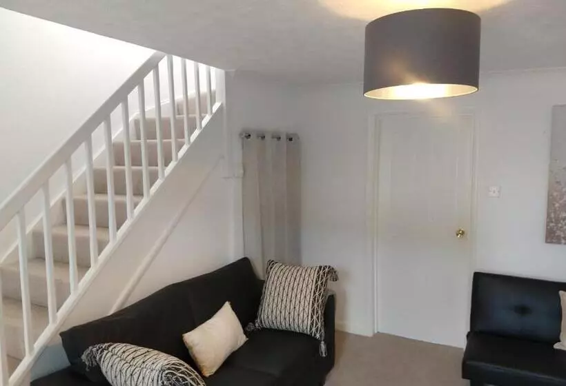 Stamford Redcot Gardens Stylish 2 Bed Family Town House With Parking