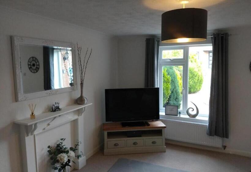 Stamford Redcot Gardens Stylish 2 Bed Family Town House With Parking