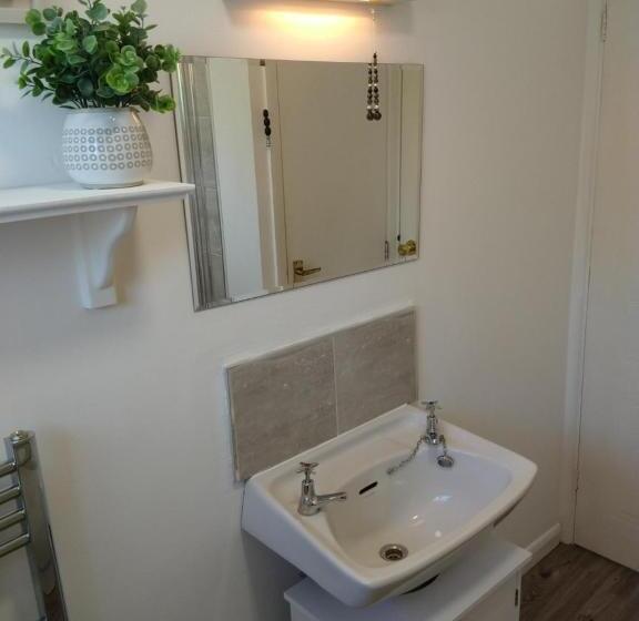 Stamford Redcot Gardens Stylish 2 Bed Family Town House With Parking