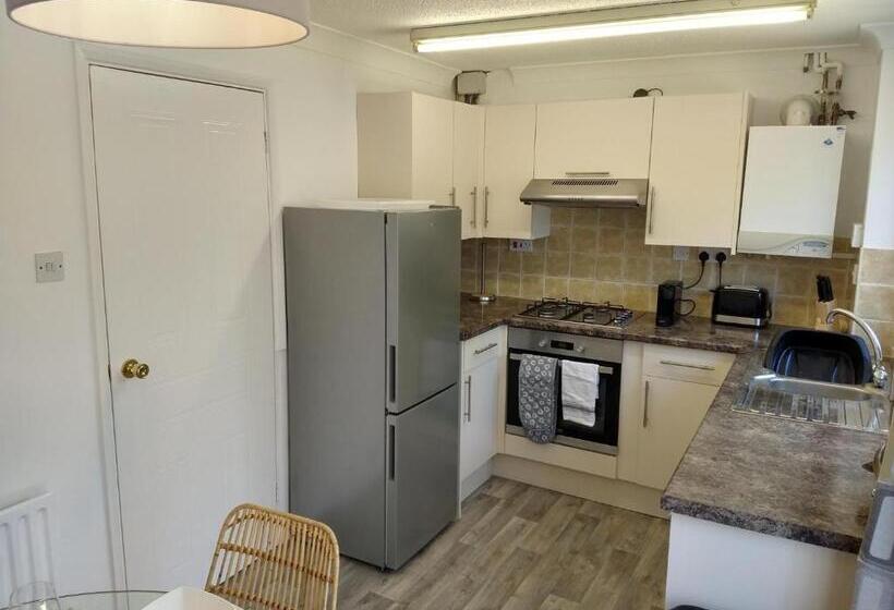 Stamford Redcot Gardens Stylish 2 Bed Family Town House With Parking