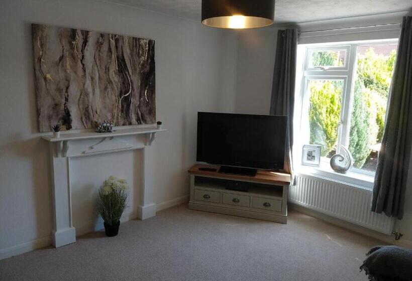 Stamford Redcot Gardens Stylish 2 Bed Family Town House With Parking