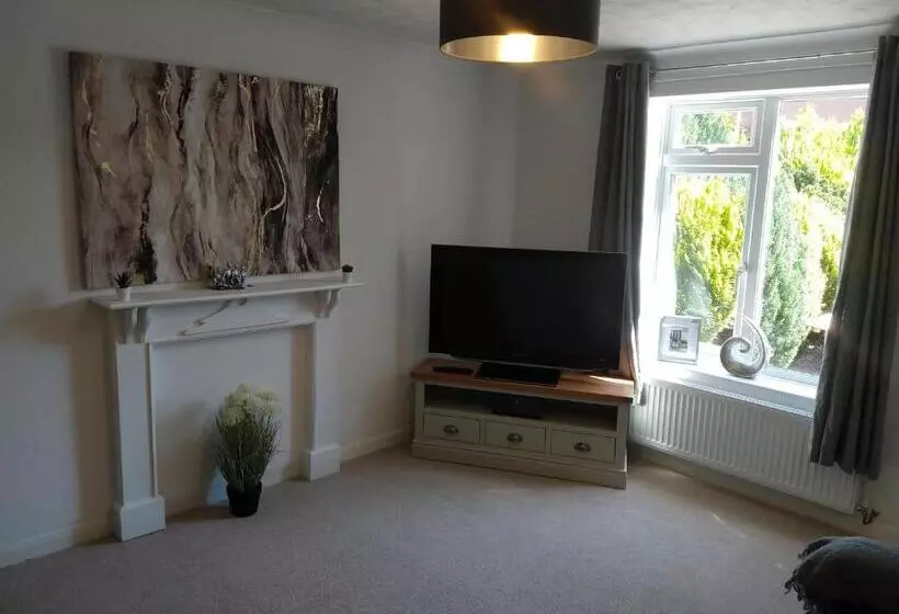 Stamford Redcot Gardens Stylish 2 Bed Family Town House With Parking