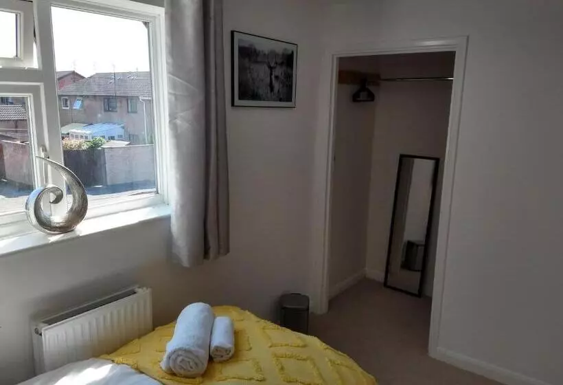 Stamford Redcot Gardens Stylish 2 Bed Family Town House With Parking