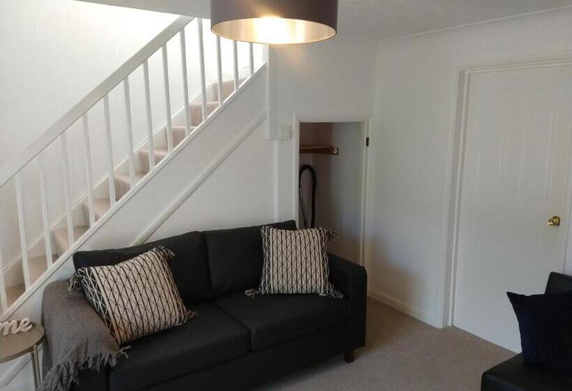 Stamford Redcot Gardens Stylish 2 Bed Family Town House With Parking