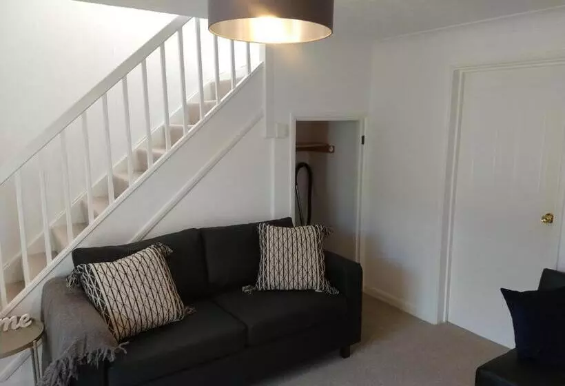 Stamford Redcot Gardens Stylish 2 Bed Family Town House With Parking