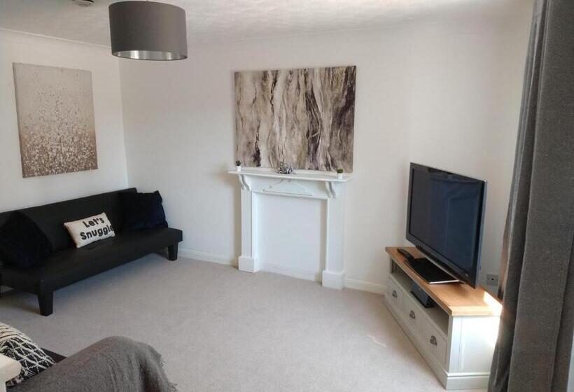 Stamford Redcot Gardens Stylish 2 Bed Family Town House With Parking
