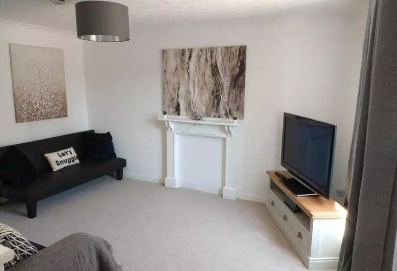 Stamford Redcot Gardens Stylish 2 Bed Family Town House With Parking