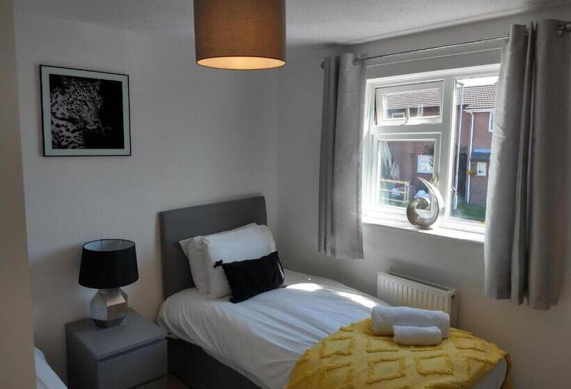 Stamford Redcot Gardens Stylish 2 Bed Family Town House With Parking