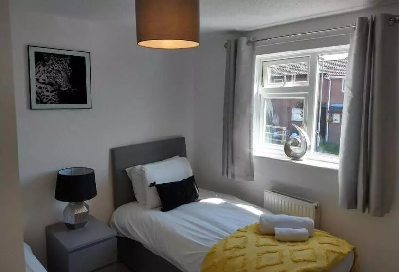 Stamford Redcot Gardens Stylish 2 Bed Family Town House With Parking