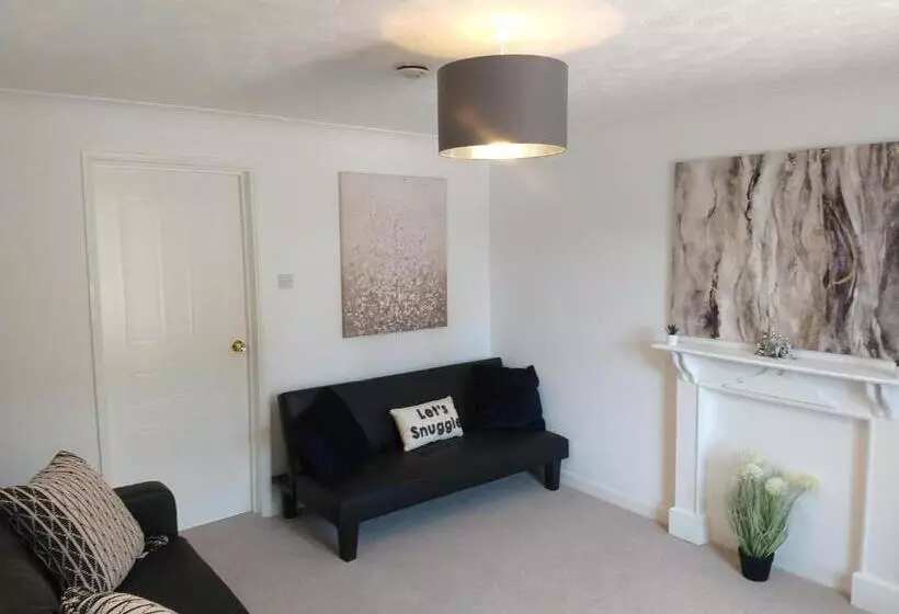 Stamford Redcot Gardens Stylish 2 Bed Family Town House With Parking