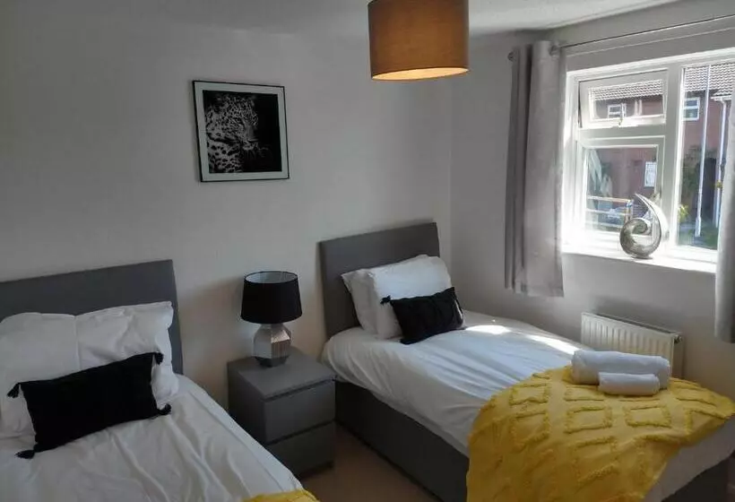 Stamford Redcot Gardens Stylish 2 Bed Family Town House With Parking