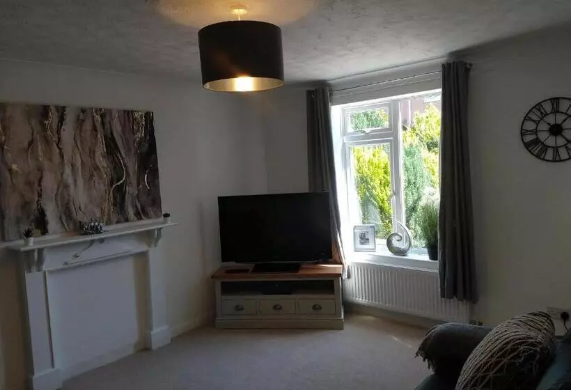 Stamford Redcot Gardens Stylish 2 Bed Family Town House With Parking