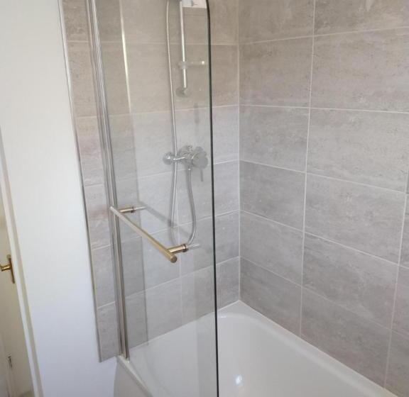 Stamford Redcot Gardens Stylish 2 Bed Family Town House With Parking