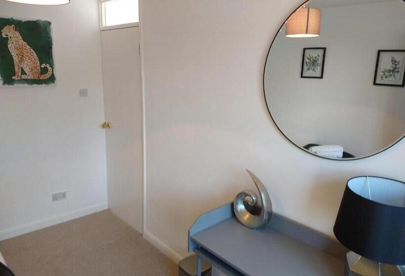 Stamford Redcot Gardens Stylish 2 Bed Family Town House With Parking