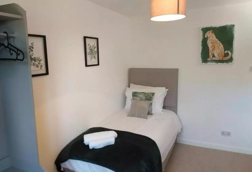 Stamford Redcot Gardens Stylish 2 Bed Family Town House With Parking