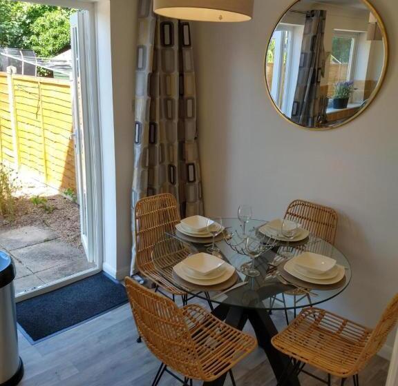 Stamford Redcot Gardens Stylish 2 Bed Family Town House With Parking