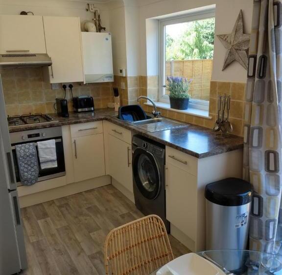 Stamford Redcot Gardens Stylish 2 Bed Family Town House With Parking