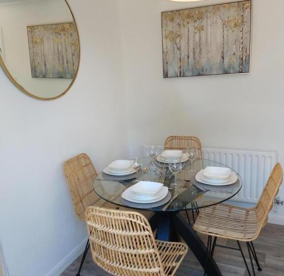 Stamford Redcot Gardens Stylish 2 Bed Family Town House With Parking