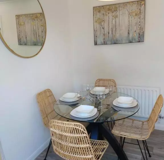 Stamford Redcot Gardens Stylish 2 Bed Family Town House With Parking