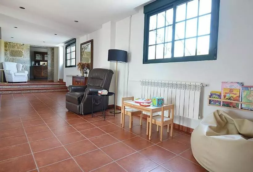 Galihost   Casa Con Enorme Jardín En Cambados