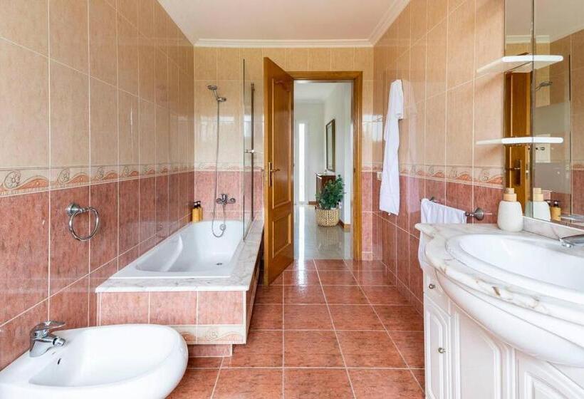 Galihost   Casa Con Enorme Jardín En Cambados