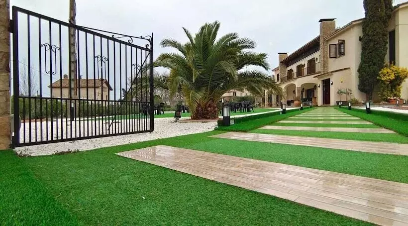 Otel Hostal Mega Darnius