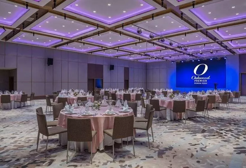 هتل Oakwood Premier Phnom Penh